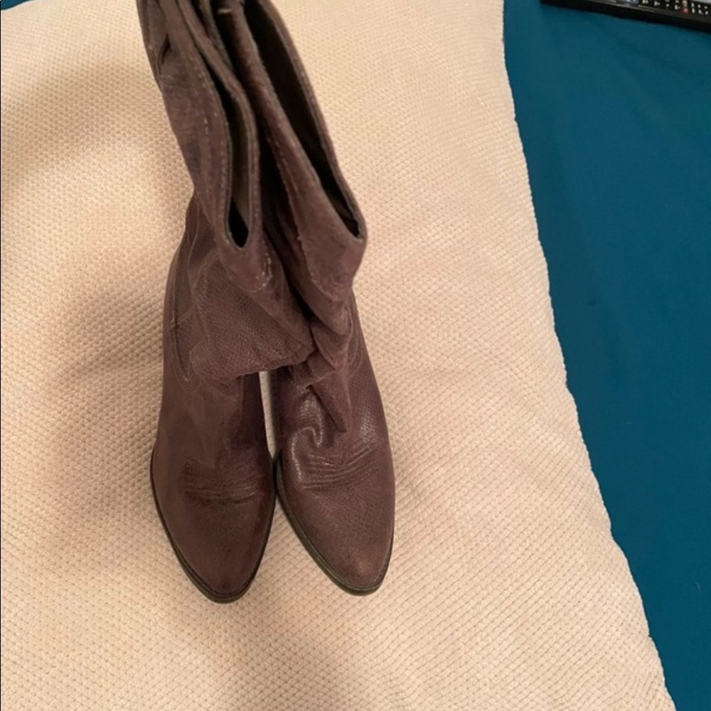 Boots MIA Size 8